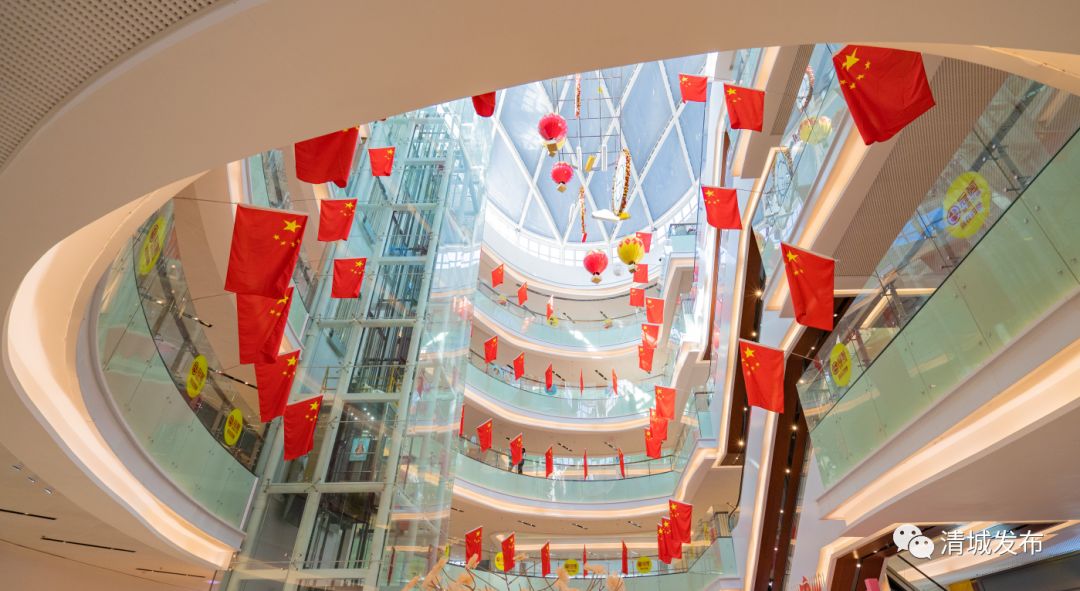 商场,店铺,景区……△凤翔大道瞬间增色△蓝天白云下的五星红旗格外