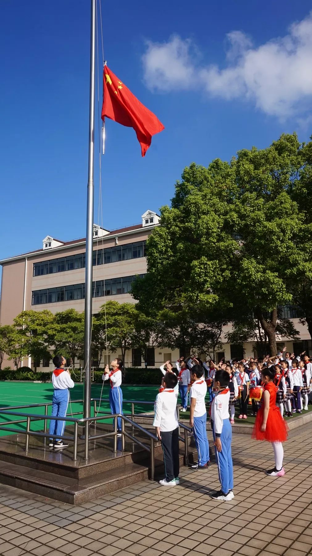 【领巾风采】叶落话秋分,民俗乐童心——五(2)中队主题升旗仪式