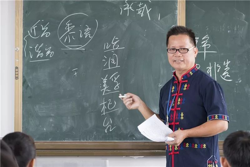 授课老师正在为学生们授课"说写黎语"据了解,"说写