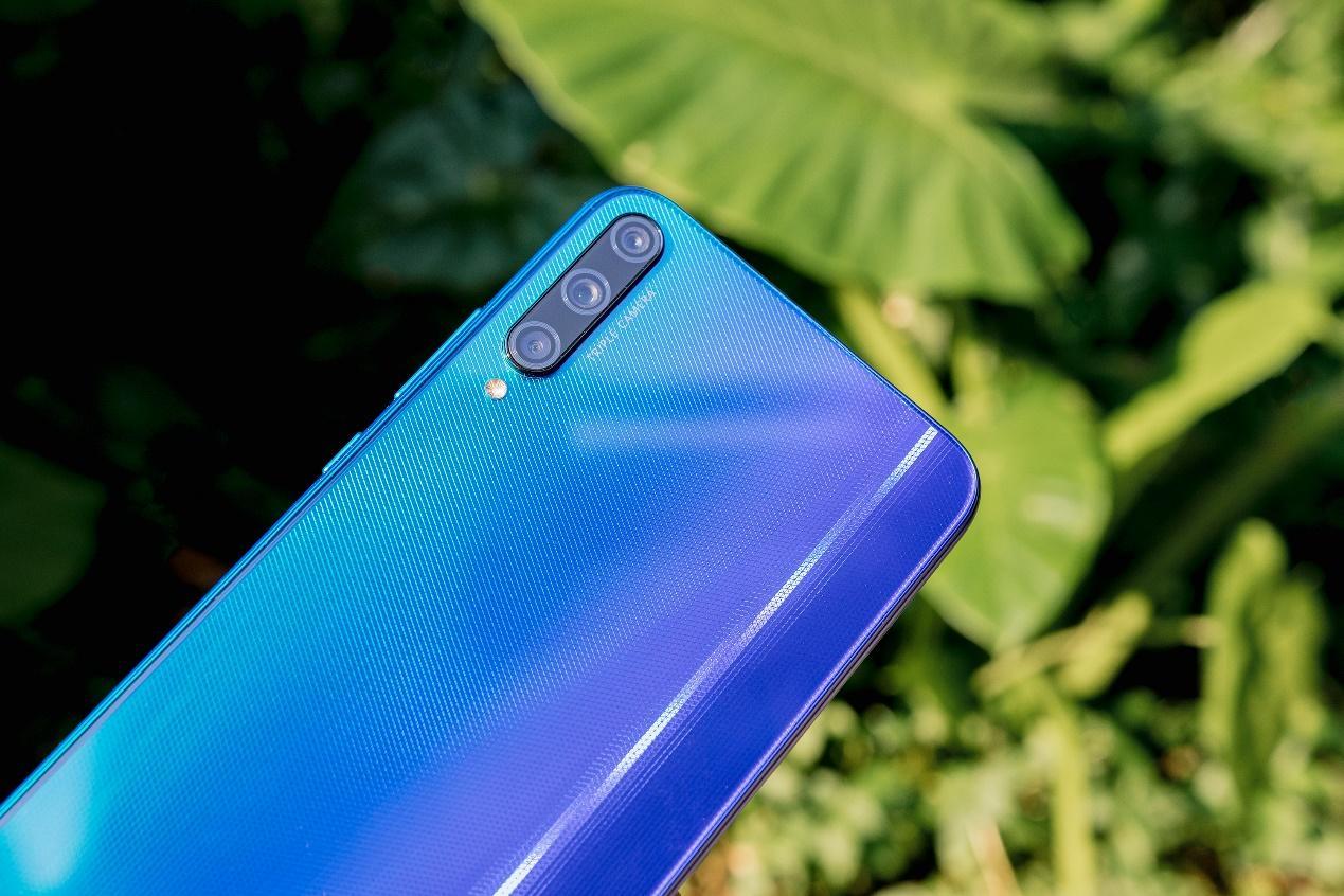 999元起荣耀play3极光蓝今日首销支持4800万像素硬件直出