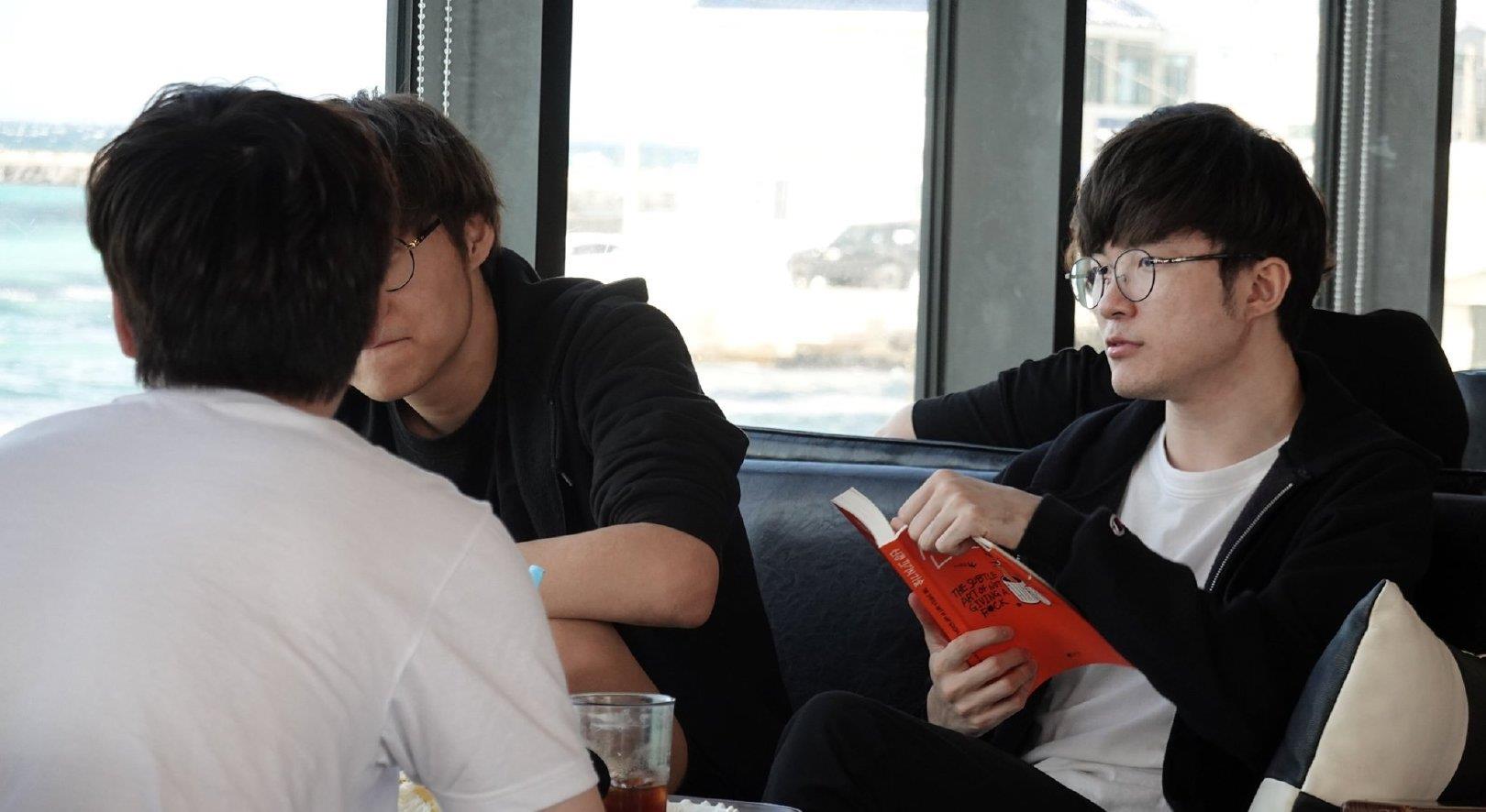 skt团建faker再次坐上卡丁车手上拿的书引发网友热议