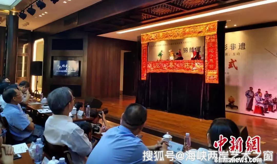 山西民间艺术大师王守萍创作大型中国剪纸《龙腾盛世,表达对