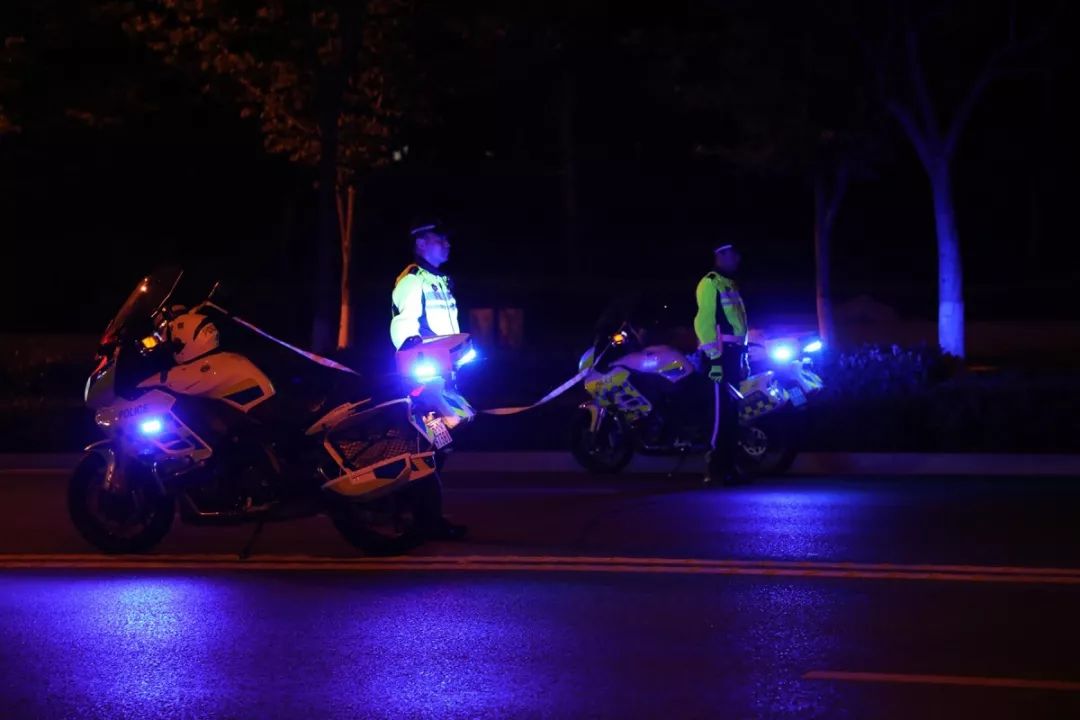 出现在市区淮海广场闪烁着警灯20余辆重型摩托车