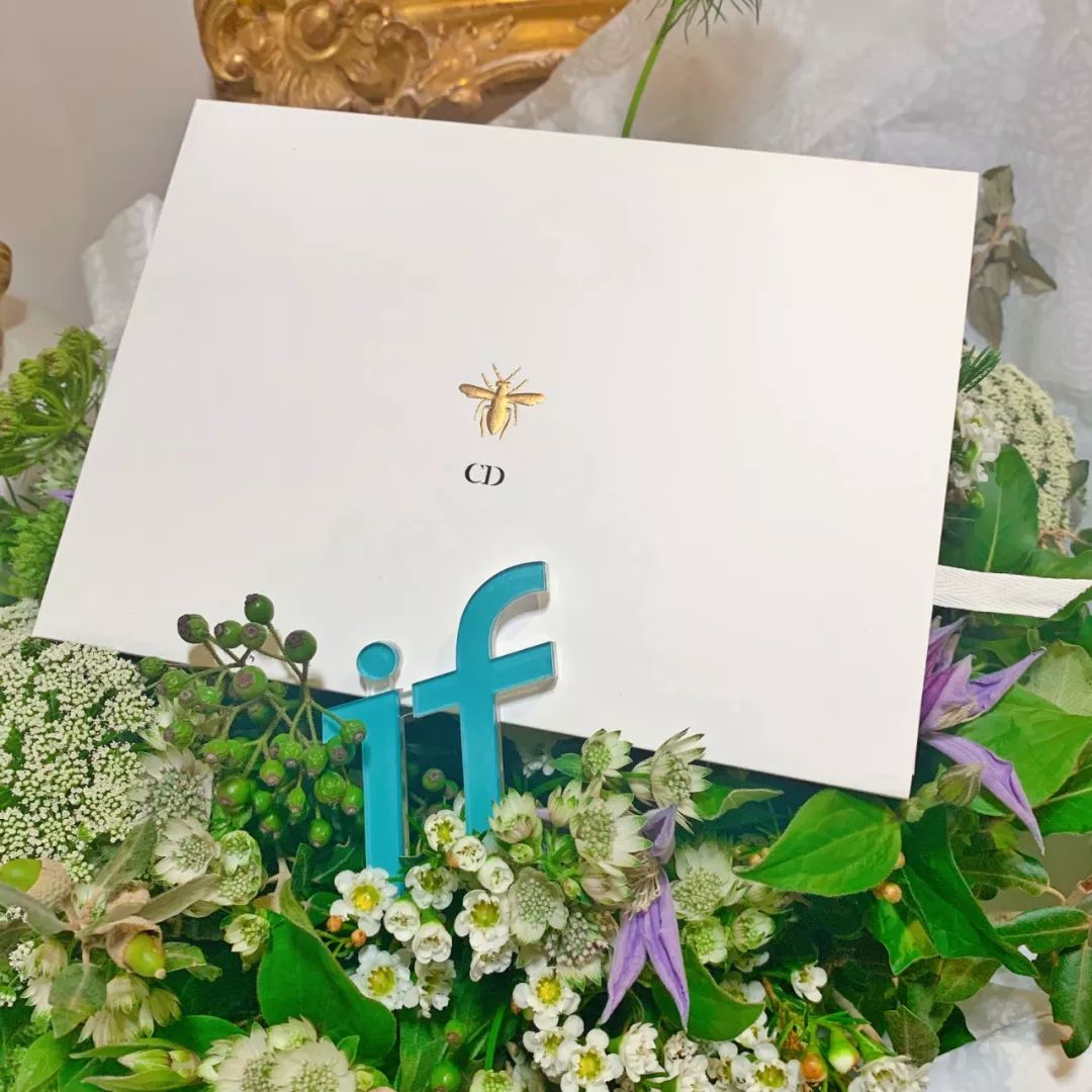 姐每年都会受邀参加春夏成衣系列发布秀,今年也不例外,熟悉的小蜜蜂和