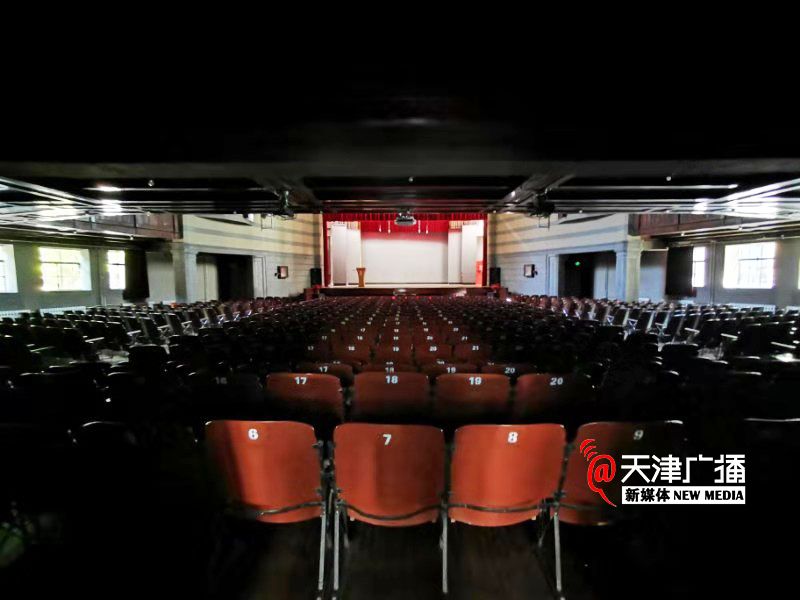 耀华中学礼堂除了由学生们合唱校歌,聆听周会和演出进步话剧,这座