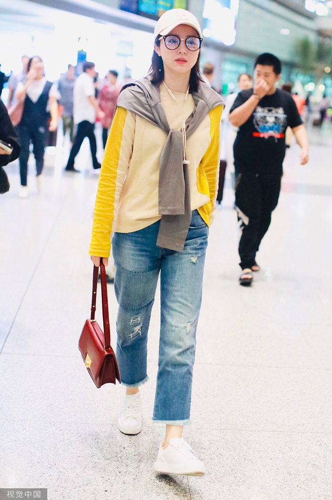 美女董璇轻松黄色上衣卫衣轻松搭配牛仔裤