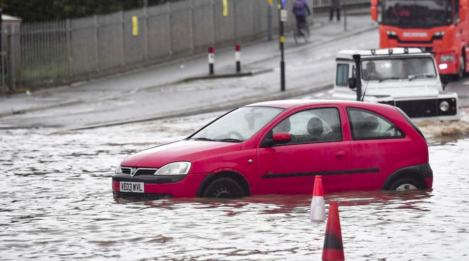 据天空新闻报道,英国部分地区遭遇暴雨侵袭,道路被洪水淹没,地铁站也