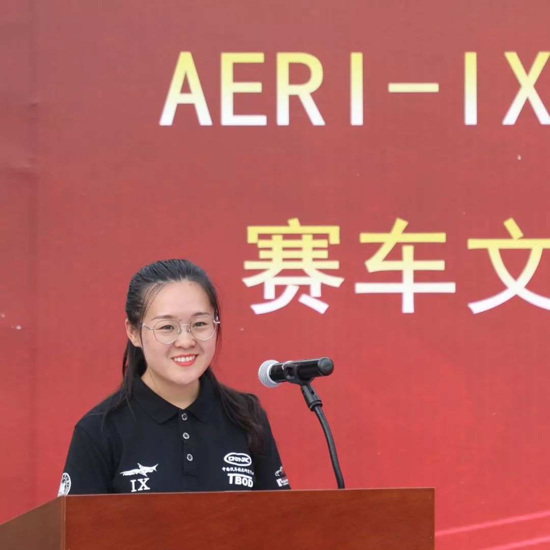 兴冀车队队长庞莹介绍了兴冀车队的历史和近年来取得的成绩.