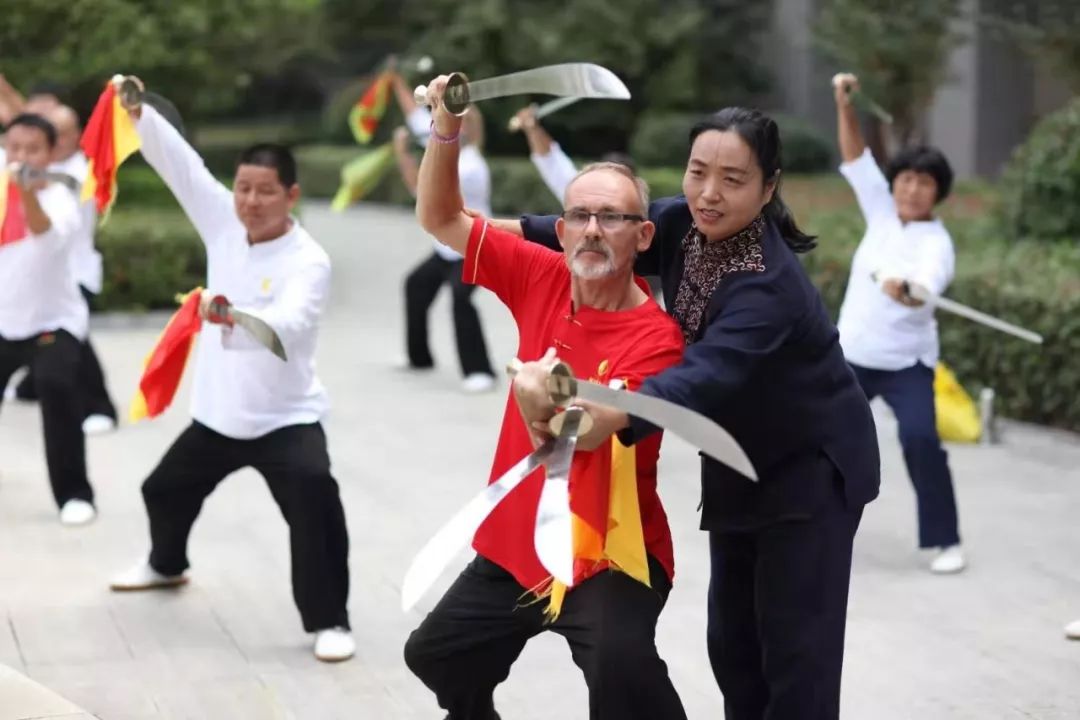 刀刚剑柔枪英武诸路兵器显威风陈氏太极短器械班太极枪班