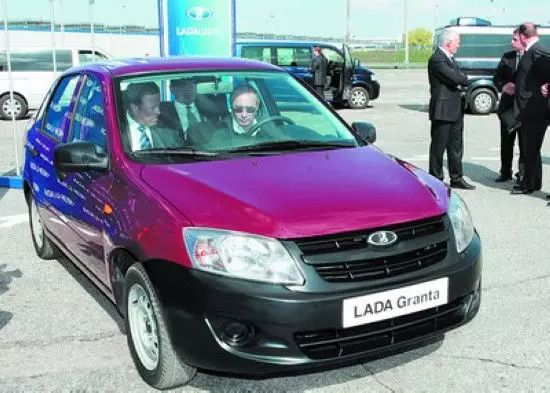 dmitry lazarev打算为该国制定一款合适的超级跑车,就是拉达raven超跑