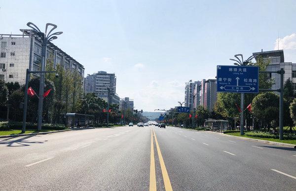 "中国红"装点仪陇 国庆氛围渐浓_大道