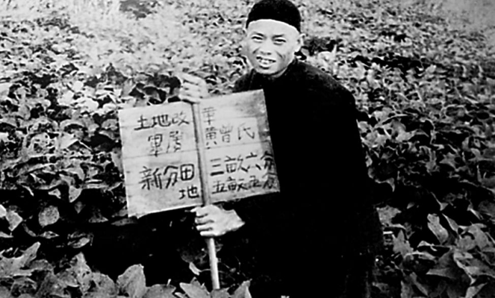 重庆市郊的土改于3月底结束,全市75万农民分得土地.