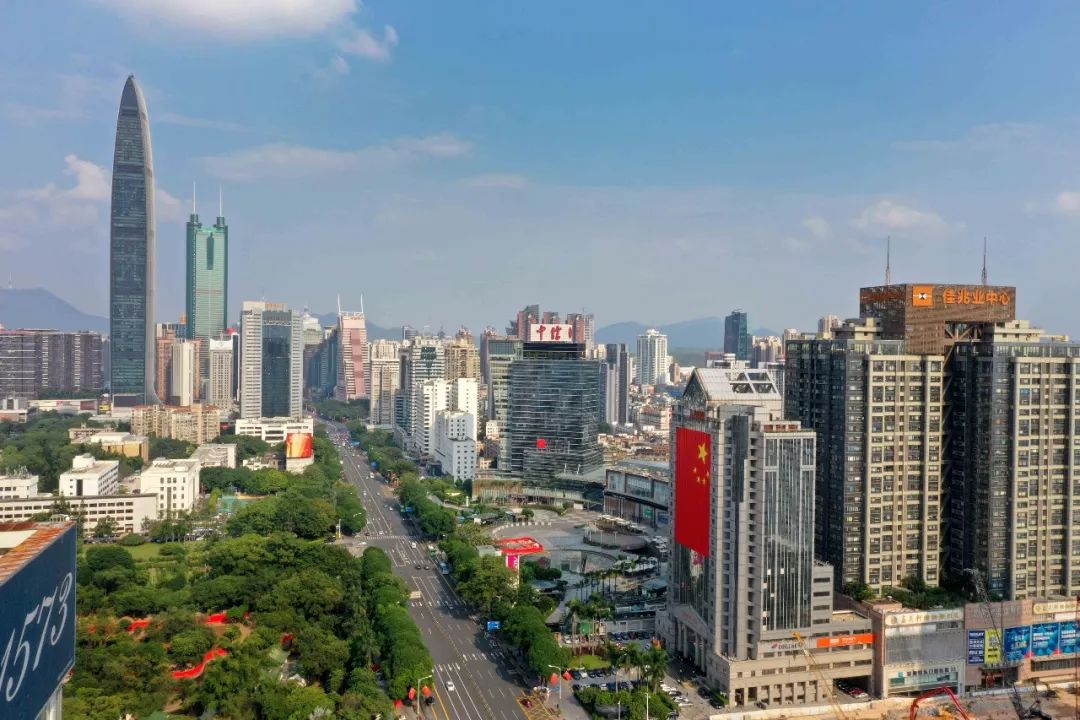 热泪盈眶深圳街头被这一抹红色刷屏