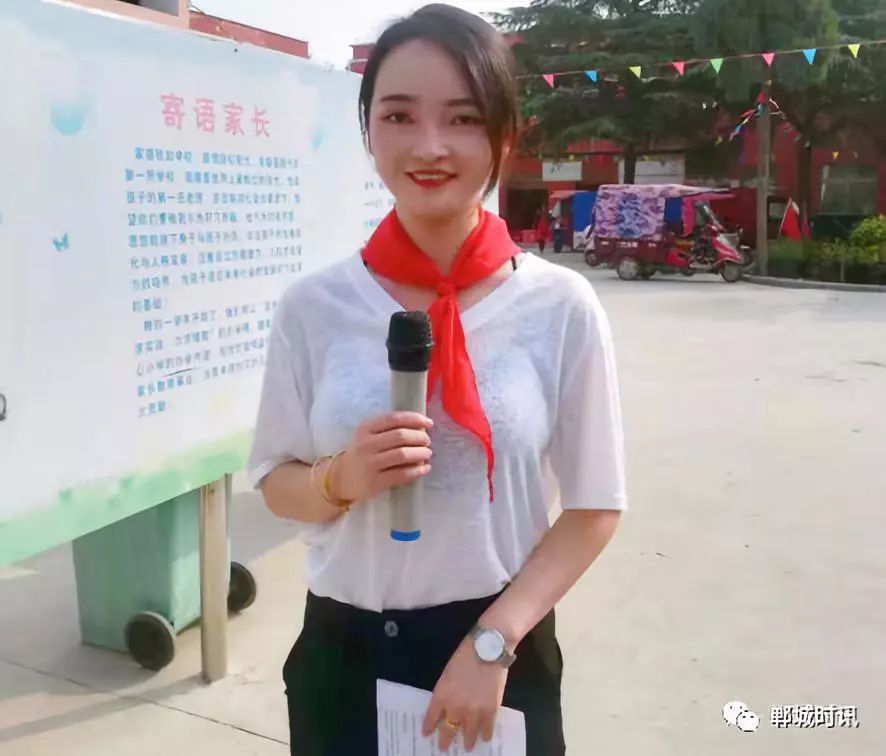 南丰中心小学举行"升国旗,唱国歌,诵经典,感党恩"活动