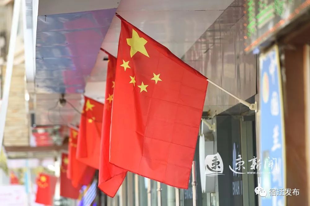 《国旗法》没有规定私人住宅禁止悬挂国旗.