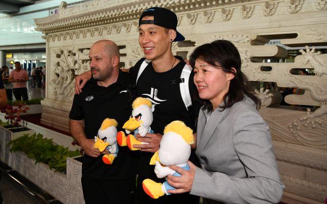 林书豪抵京备战新赛季为cba加强肌肉训练