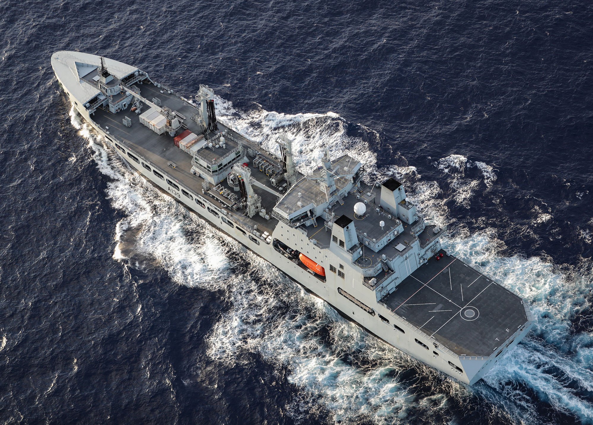 规模有点小:英国海军展示航母打击大队