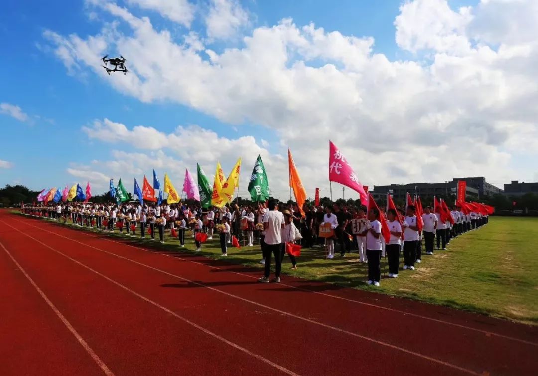 文艺汇演暨第六届全民健身运动会开幕式在低塘初级中学田径场隆重举行