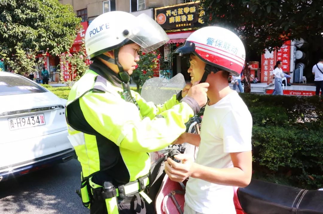 凯里交警送摩托车安全头盔了你收到了吗