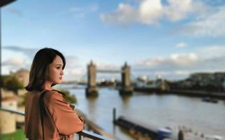 剪成lob后陈乔恩的侧脸也是可以秒杀无数菲林了,露出紧致的脸庞和鲜明