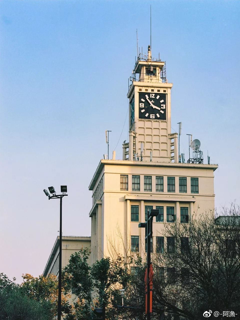 西大街的餐馆开起来就不会倒,南大街和北大街也各有风采