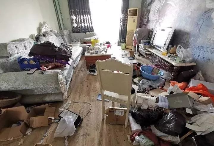 刚住了半个月的婚房租给一帮练街舞的秒变垃圾场不说房东还被租客骂了