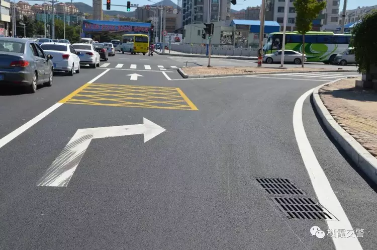 2黄色网格线这种类似锯齿倒刺的标线叫做:可变导向车道.