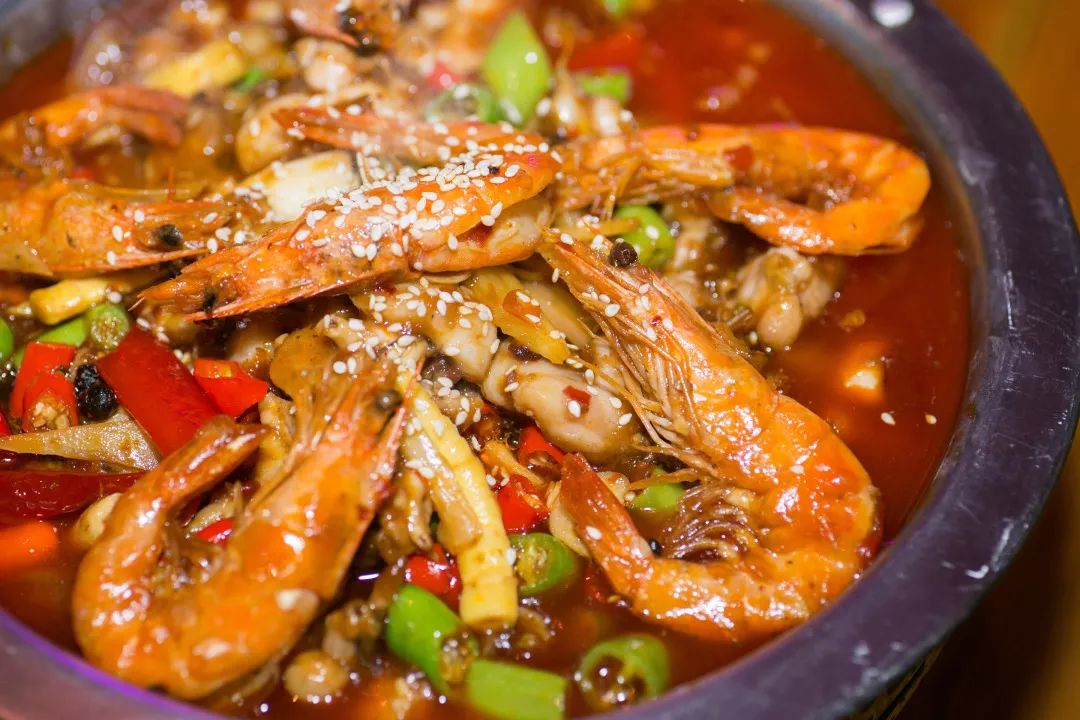 干锅牛蛙虾鸡肉香韧有嚼劲,鲜咸醇香, 麻酥过瘾,配上啤酒简直爽翻天!