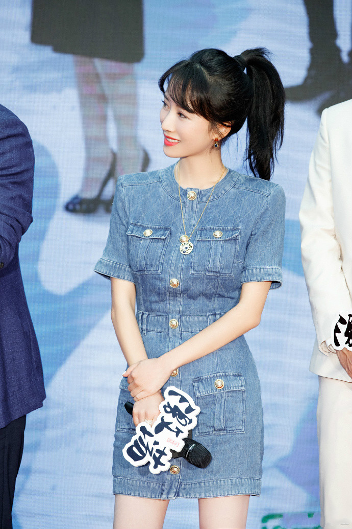 李念终于任性一回粉色短发化身摩登女郎街头扮酷哪有阔太模样