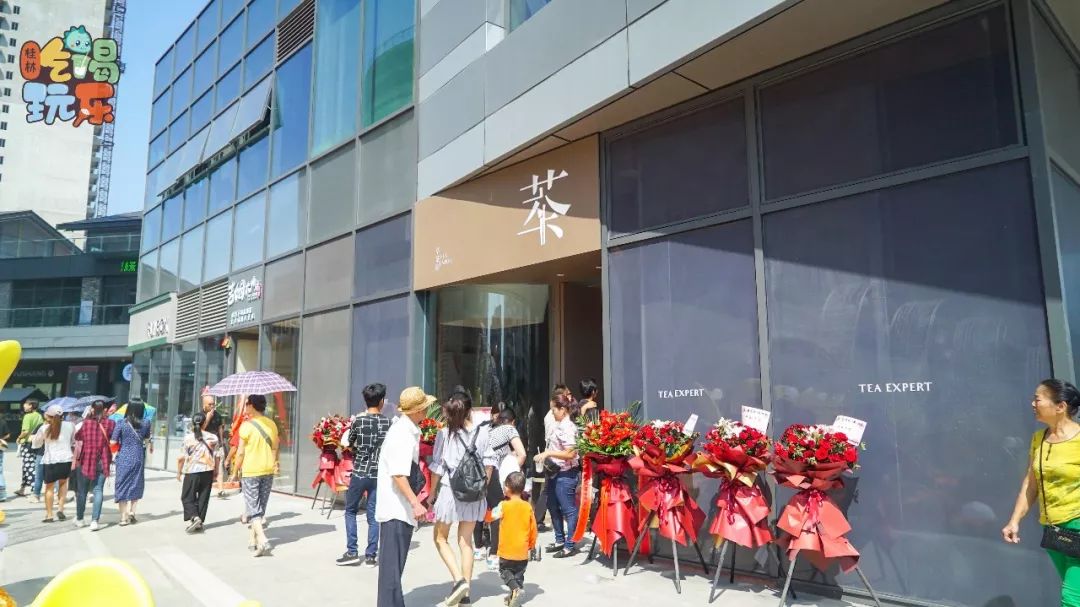 值得一提的是,萃茶师万象城店是一个全新设计的门店,风格,环境都有所