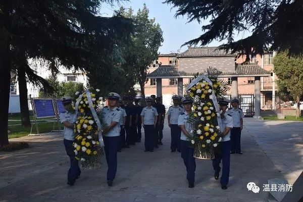 上午八点,全体指战员迈着整齐的步伐走入烈士陵园.