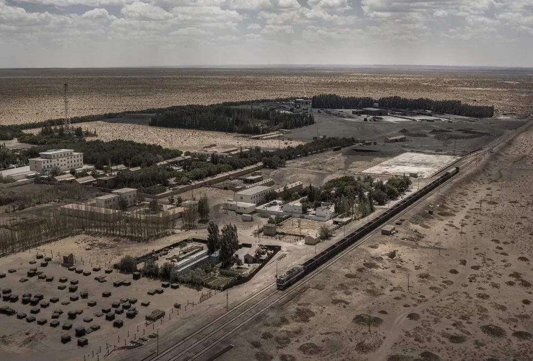 沙漠绿洲——吉兰泰铁路本井车站双机df4b牵引货列行驶在茫茫戈壁上的