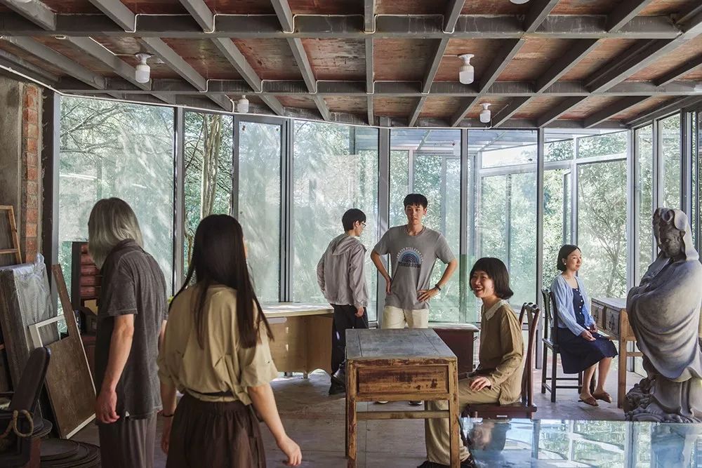 上山后在工作室的第一件事情就是打扫整理出各自的工作台