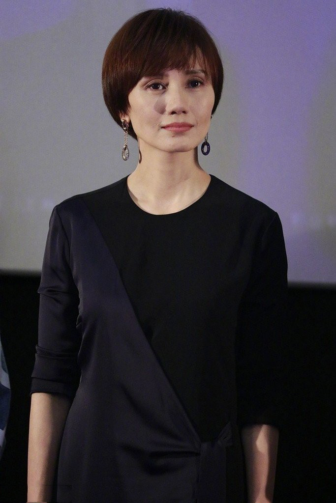 42岁袁泉跟29岁李沁终于同框比美一个长裙小白鞋一个蕾丝露脐