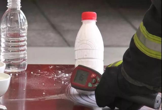 干燥剂爆炸男童眼睛严重受伤