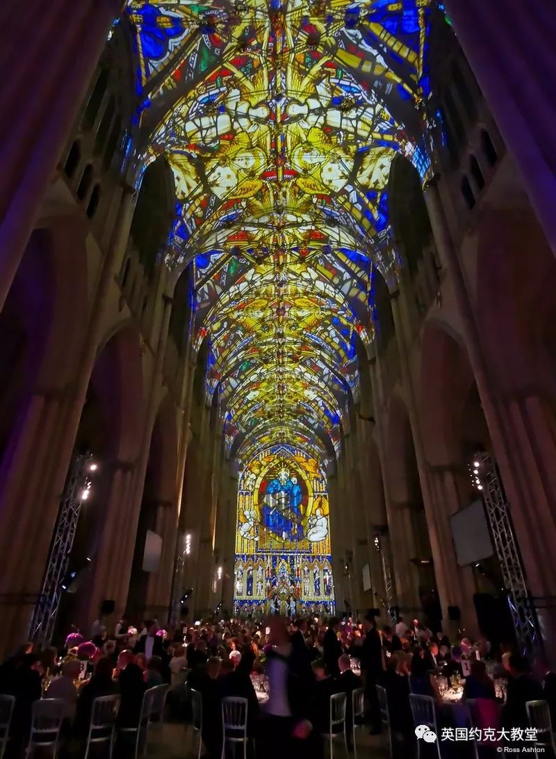 还有美妙的背景音乐……2018年6月,光影秀首次在约克大教堂亮相,吸引