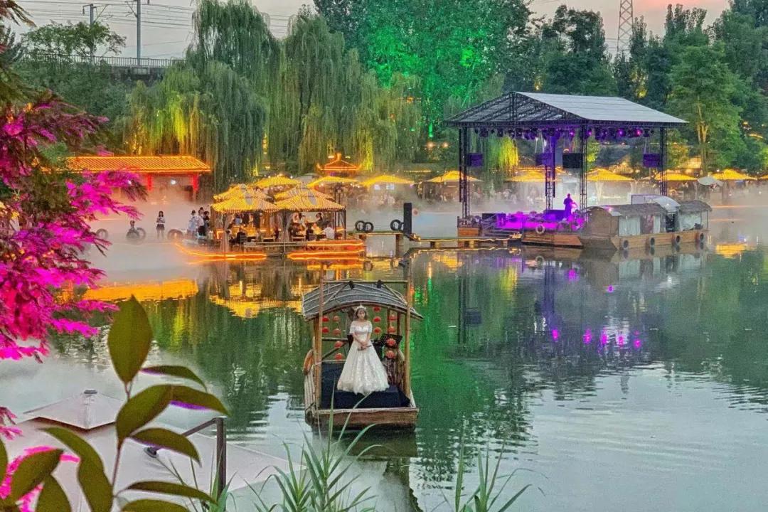 成都夜经济20灯火霓虹中的玛歌庄园