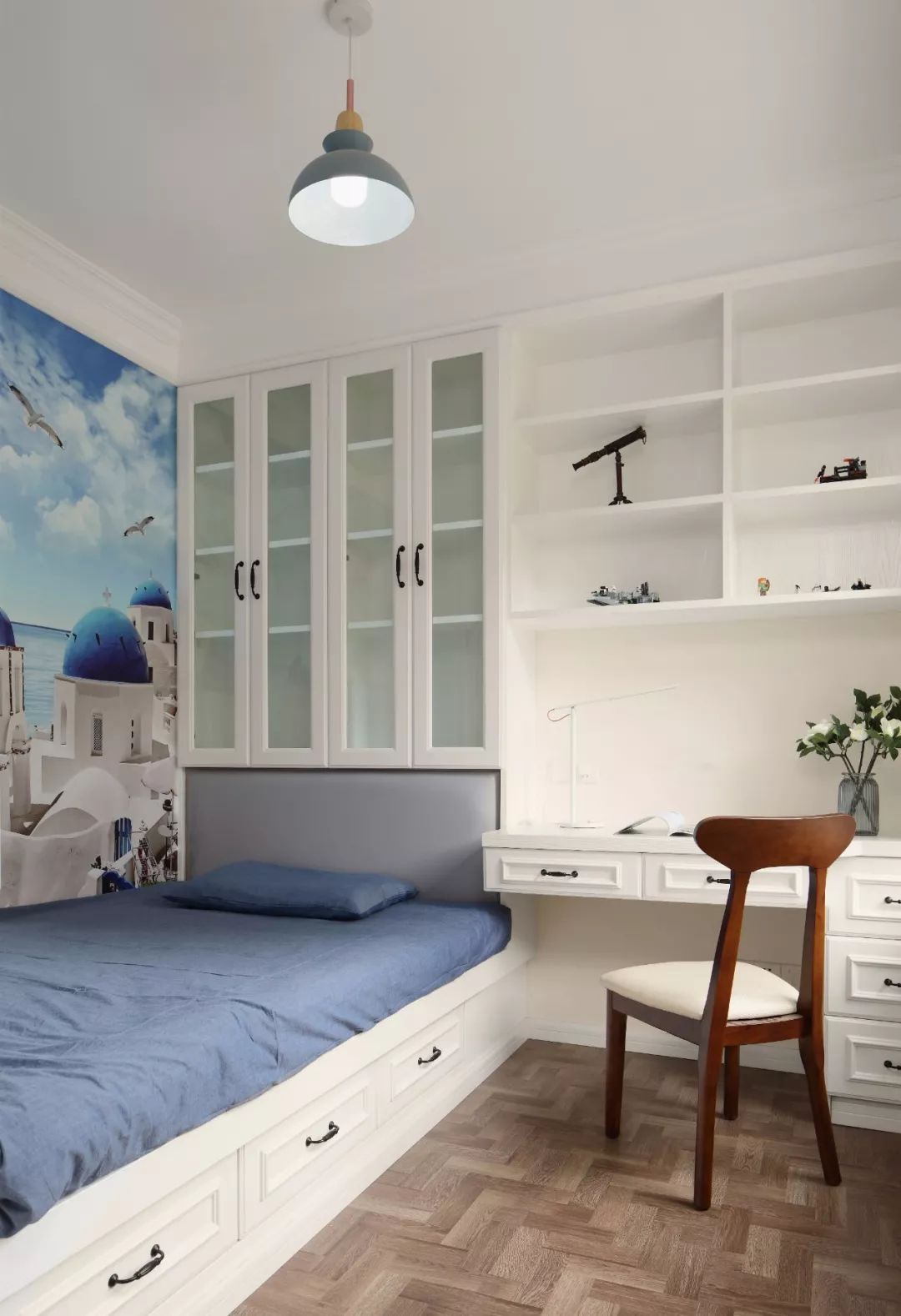 榻榻米床还是应该做上一个床头靠背使用起来才会更舒服