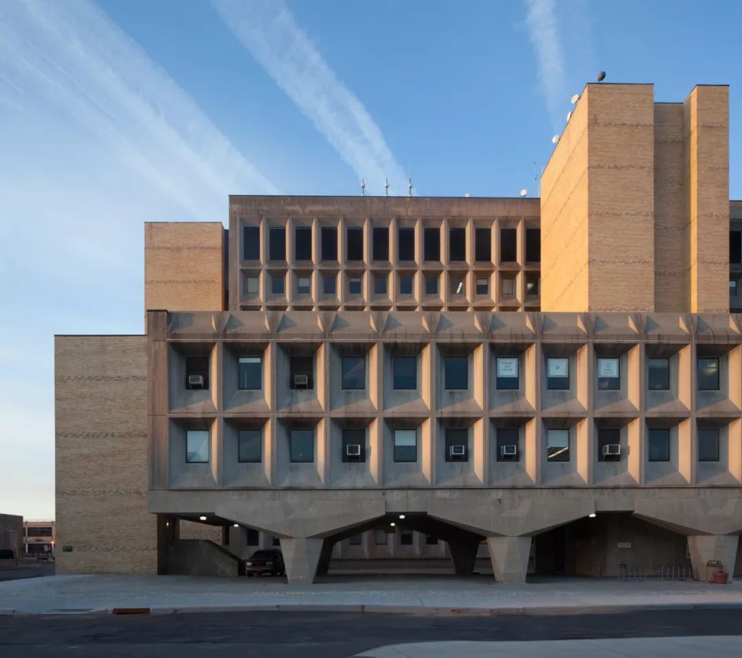 包豪斯訓練有素的建築師馬塞爾·布魯爾(marcel breuer)在紐約最著名