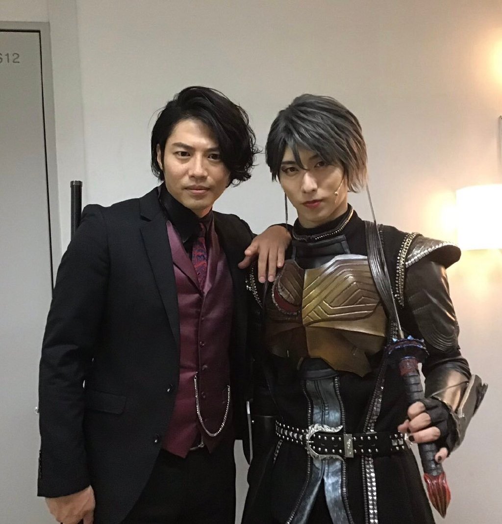 奥特曼:当舞台剧形象和本尊同框,贝利亚魔性,两个卡蜜拉真性感_古拉