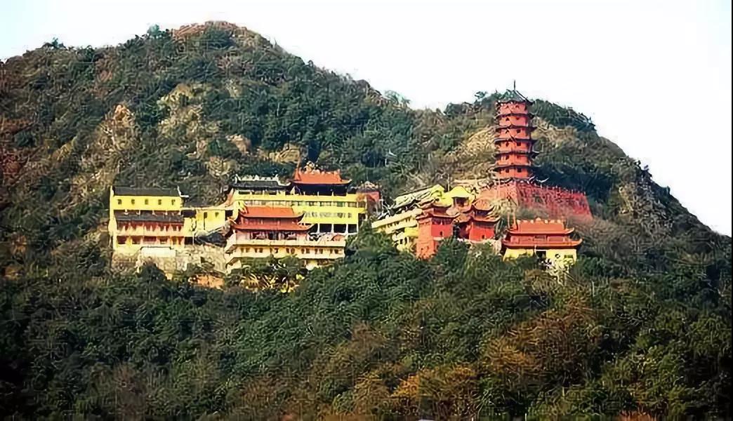 位于萧山闻堰街道老虎洞山的莲华寺,年代久远,香火鼎盛,信徒众多,在