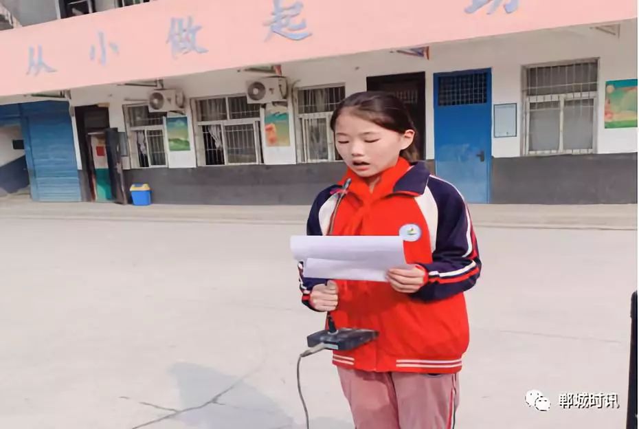 南丰中心小学举行"升国旗,唱国歌,诵经典,感党恩"活动