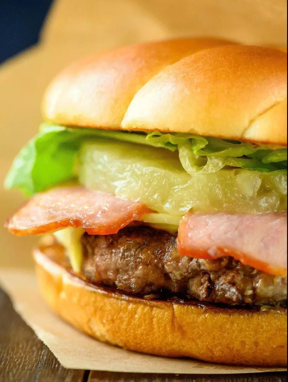 麦当劳超萌雪人美食季来袭全新安格斯厚牛菠萝堡登场