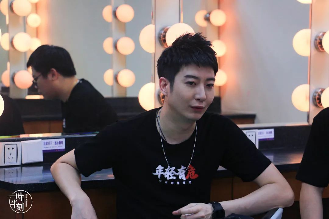 郭嘉峰栋笃笑短视频与现场表演之间