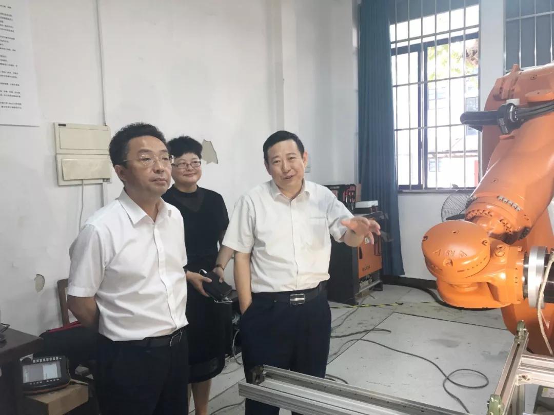 徐州泉山区李勇区长带队赴上海交大med-x研究院参观考察
