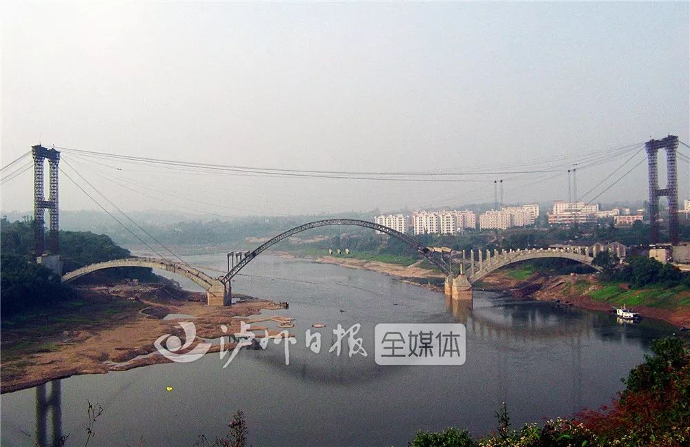 沱江三桥于2003年开建,原名为龙西大桥,意为连接龙马潭区和泸州城西
