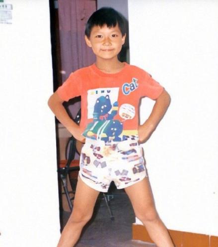 原创易建联多张童年照片曝光!眉清目秀颜值高,球迷:联哥从小帅到大