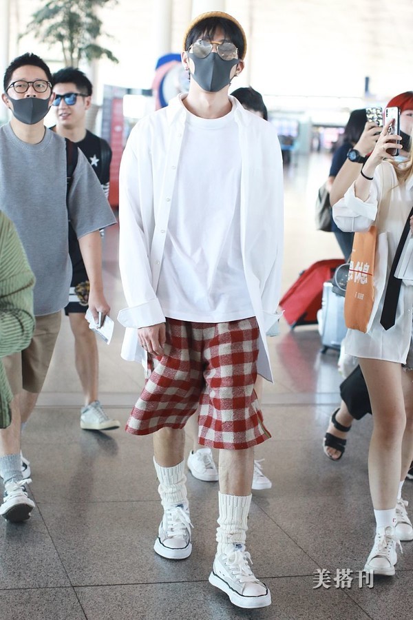 原创记忆中的白衣少年,井柏然清新装扮走机场,衬衫配短裤帅气又养眼