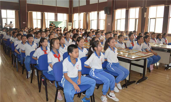 民族艺术精品《祖国万岁》刻纸作品走进天津大港福源小学