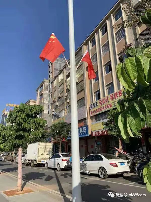 国庆将至,新丰街道焕然一新,国旗在风中飘扬...._母亲